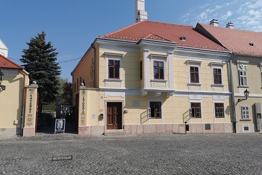 Győr, Káptalandomb 11-13, 26 Egyházmegyei Múzeum és Kiállítóteerek