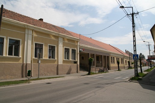 Pápa, Balla Róbert téri Ált, isk. jelenleg Jókai Mór Könyvtár