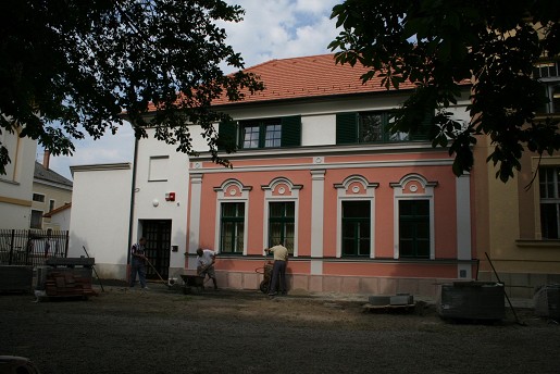 Kapuvár,Városközpont, új plébániaépület